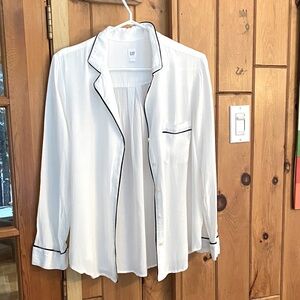 GAP women’s white shirt with black piping